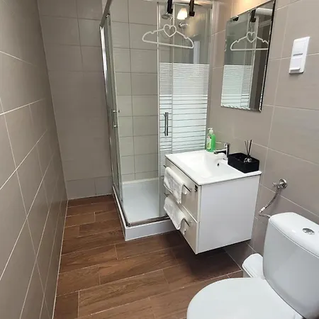 Belvarosi Apartmanhaz إغير