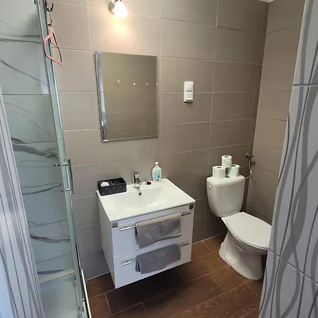 Belvarosi Apartmanhaz * אגר