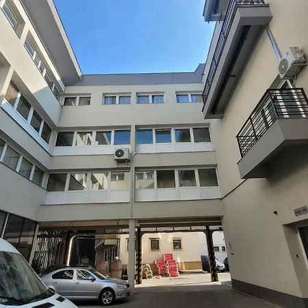 Belvarosi Apartmanhaz إغير